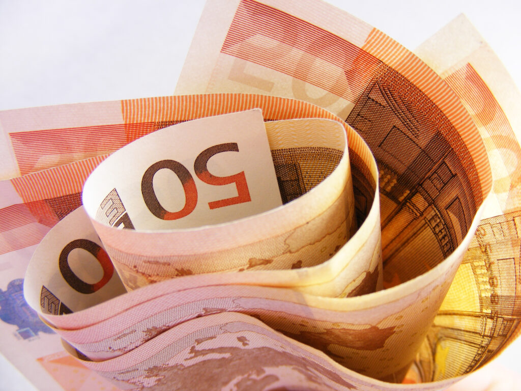 Ein Bündel mit Euro Geldscheinen