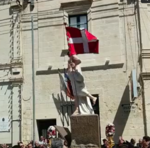 Figur Jesus mit Fahne wird während Prozession getragen