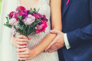 Ausschnitt Torso Mann und Frau mit Bouquet oder Hochzeitsstrauß