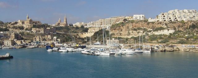 Sicht auf Gozo mit Zitadelle in Victoria von der Fähre