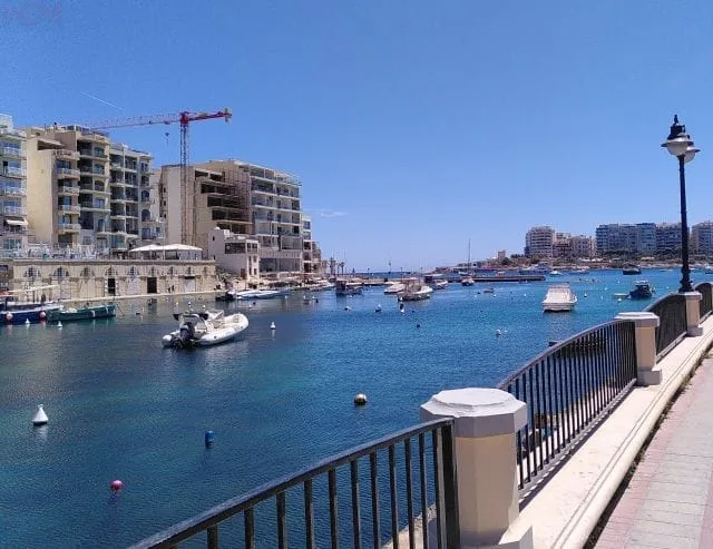 Blick von Spinola Bay auf St. Julians
