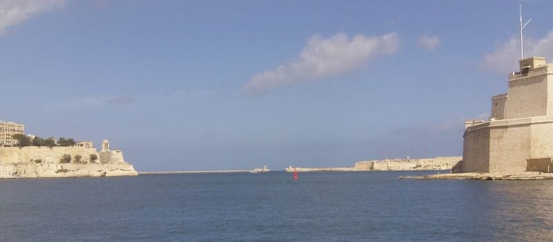 Blick vom Grand Harbour hinaus an den Befestigungen vorbei auf das Meer