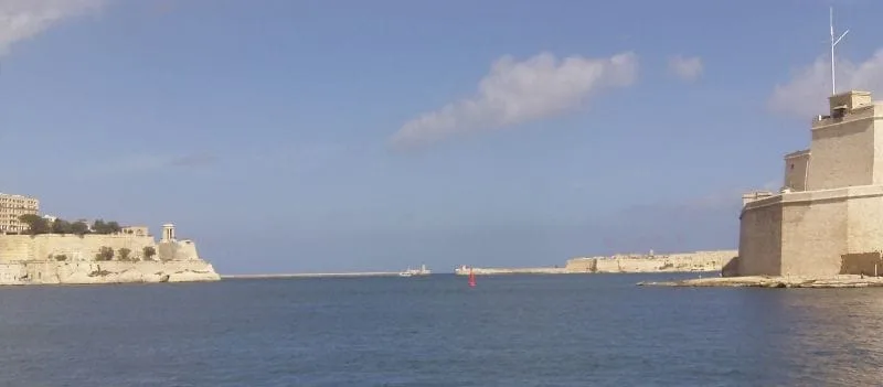 Blick vom Grand Harbour hinaus an den Befestigungen vorbei auf das Meer