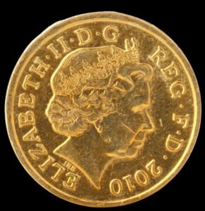 Rückseite der Pfund Münze mit Queen Elisabeth II. mit Krone aus dem jahr 2010; 1998-2015