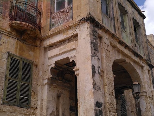 Die Vorderansicht der verfallene Viilla Guardamangia in Pieta auf Malta, ein Vorbau mit rechten und linken Zugang über Treppen. Torbogen von vorn und an beiden Eingängen.