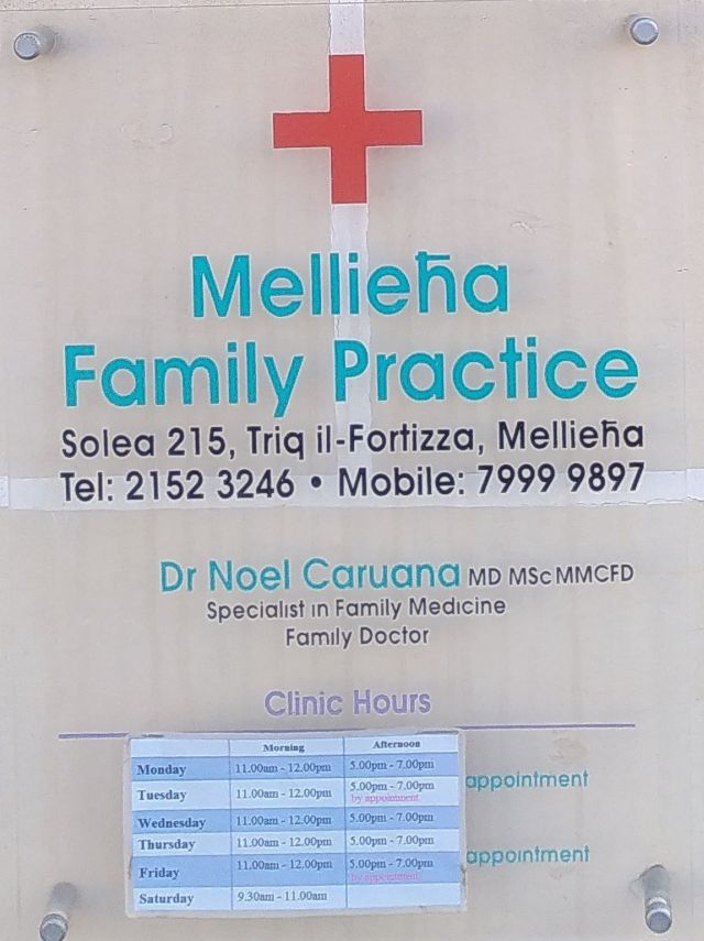 Schild einer Gemeinschafts-klinik (Community Clinics) in Mellieha