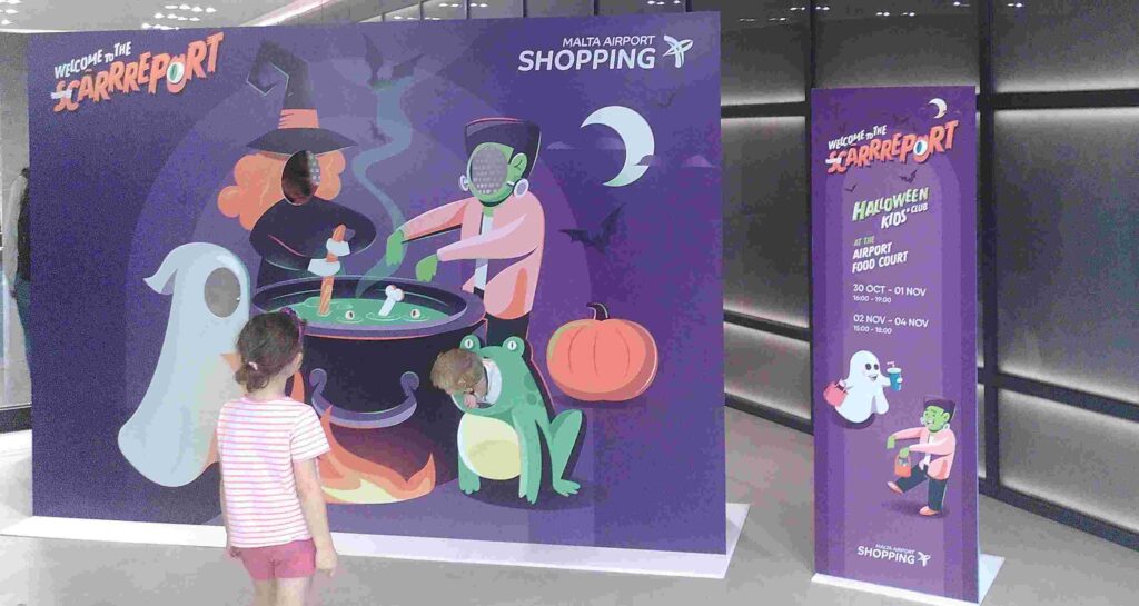 Werbeplakat in Lila für Haolloween-Kids-Club-Veranstaltungen. FÜr Kinder gemalte Hexe und Halloweenfiguren befinden sich auf Bild