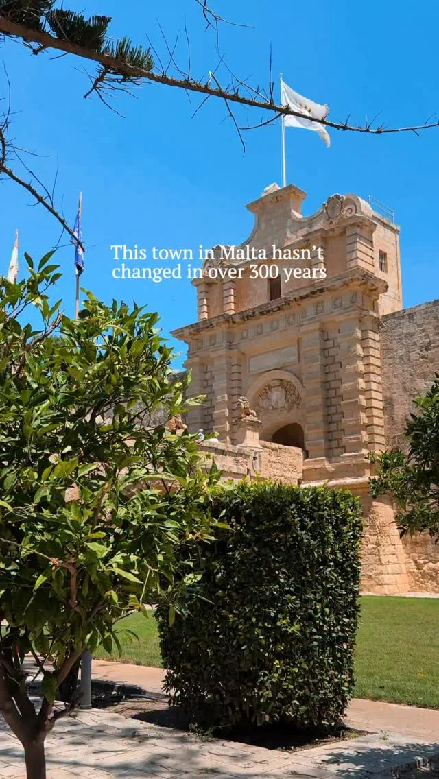 This town in Malta hasn’t changed in over 300 years.🏰Nicknamed the Silent City, Mdina feels like a living museum. ✨Behind its massive sandstone walls are narrow alleys, palaces, and hidden courtyards untouched by time.Once home to Malta’s nobility, it’s a place where horse-drawn carriages still echo through empty streets.Step inside, and you’re walking through centuries of history—no traffic, no noise, just timeless beauty.Discover more beautiful cities in Malta, full of history and charm, in our digital travel guide (link in bio!) 🍷🍃#maltathingstodo #maltahotspots
#maltahiddengems #maltamuseums #maltaart #maltaculture #whattodoinmalta #thisismalta
#travelinspo #visitmalta #secretmalta #maltalife #maltadiaries #whattodoinmalta #Mdina #Valletta