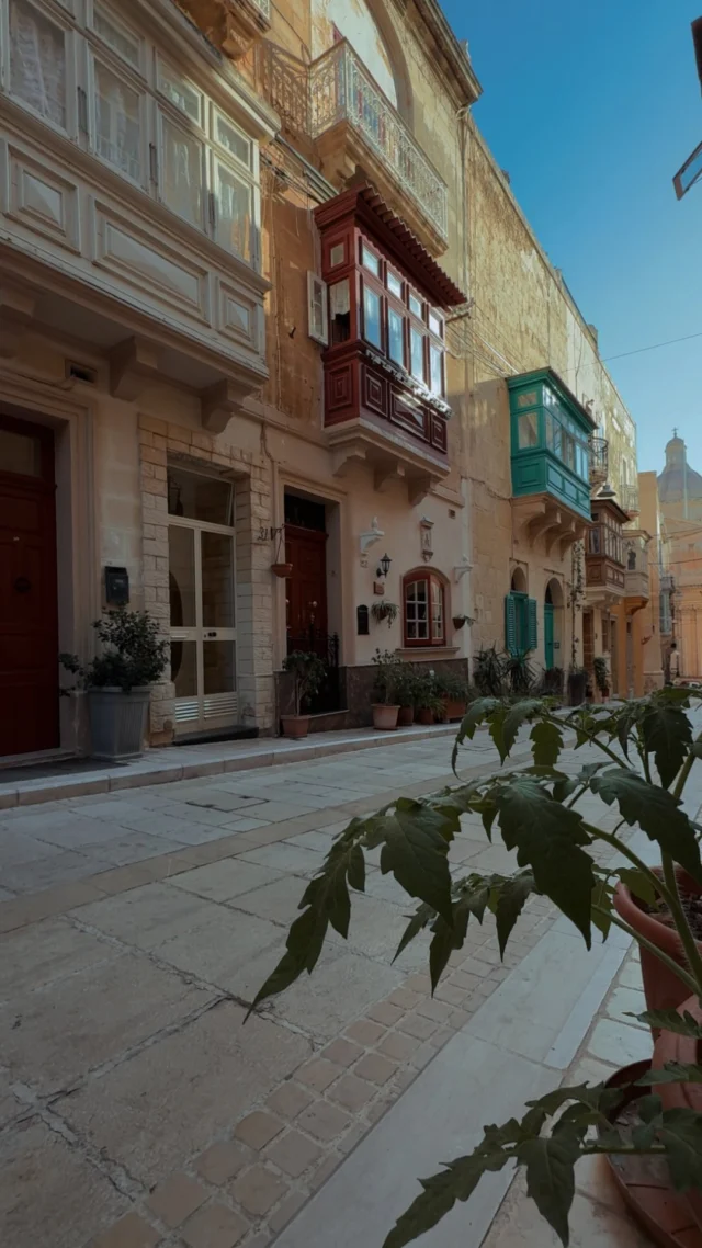 This might be one of the most beautiful villages we’ve ever visited! 🌿✨One of the best things to do in Malta is to visit The Three Cities, especially Birgu (Vittoriosa)!Birgu is one of Malta’s oldest cities and was the first home of the Knights of St. John before Valletta was built. It played a key role during the Great Siege of 1565 and today it’s filled with narrow streets, charming houses, and stunning views of the Grand Harbour.The best way to get there is by ferry or a traditional Dgħajsa boat both can be caught from the Valletta Waterfront.⛴️ The ferry costs around €2.50
🛶 The Dgħajsa ride (which we highly recommend!) costs about €3 and offers an amazing local experience.Is Three Cities on your Bucket List?