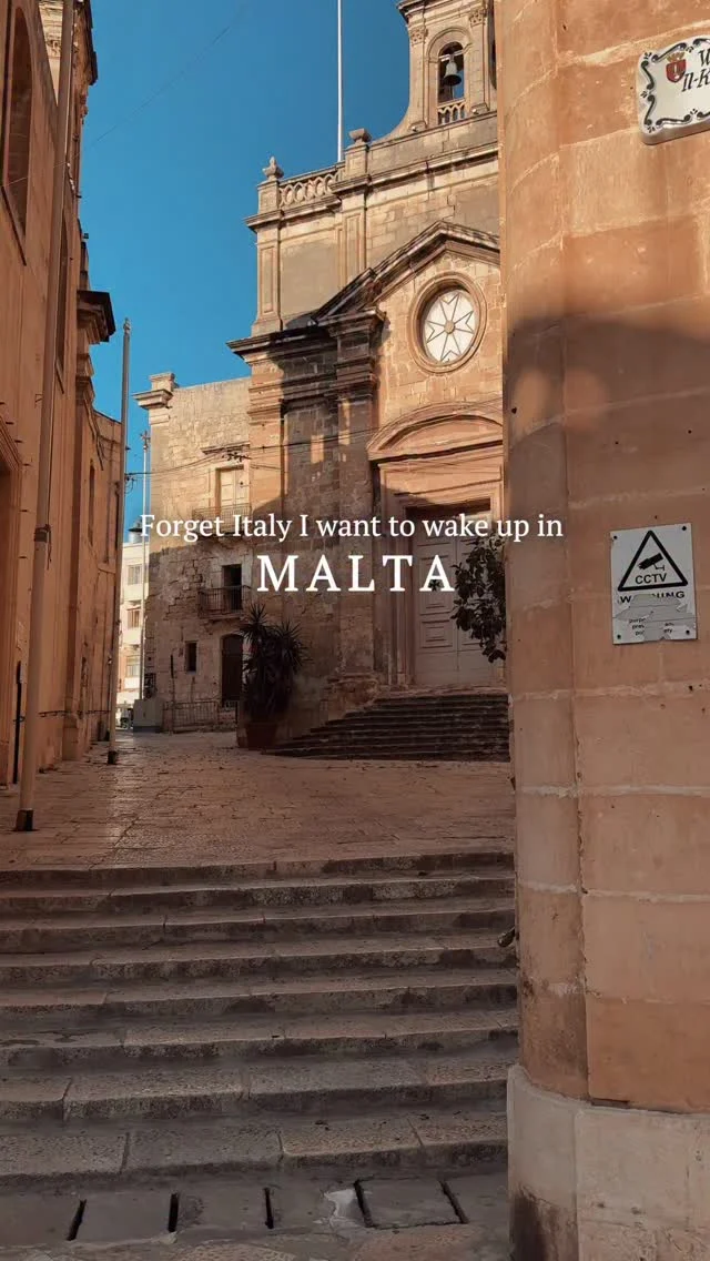Wish we’d seen Malta 300 years ago! 📜⌛🏛️Malta is a small island, but it’s packed with history,  you can see it reflected in its narrow streets and stunning architecture. It’s famous for the Knights of Malta and the incredible fortifications that once protected the island.What’s at the top of your Malta bucket list? 😍We’ve created a full guide for your Malta experience. Download it from the link in our bio! It includes our favourite restaurants, must-visit places, activities, and lots of local tips. 🇲🇹